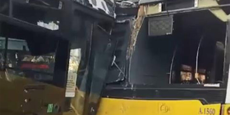 İETT otobüsü durakta bekleyen otobüslere çarptı