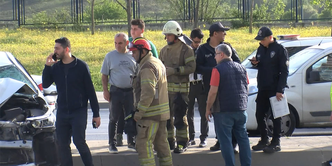 Bağcılar'da 5 aracın karıştığı zincirleme kazada 3 kişi yaralandı. Kazaya karışan araçların kaldırılmasıyla trafik normale döndü.