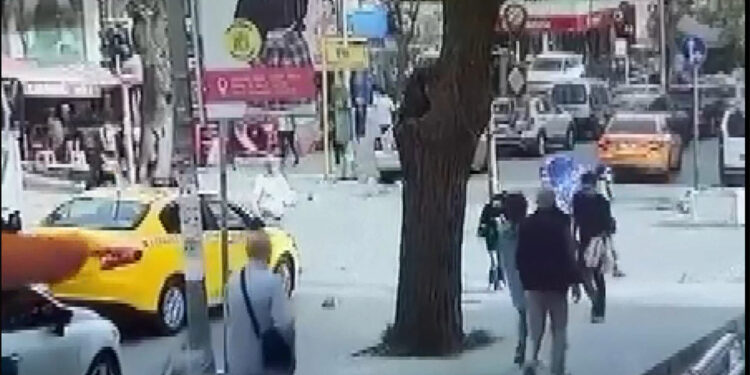 Güngören'de taksiciyle yaya arasında tartışma