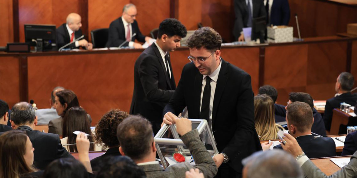 İBB'de seçim sonrası ilk meclis toplantısı İstanbul Büyükşehir Belediye Başkanı Ekrem İmamoğlu başkanlığında toplandı.