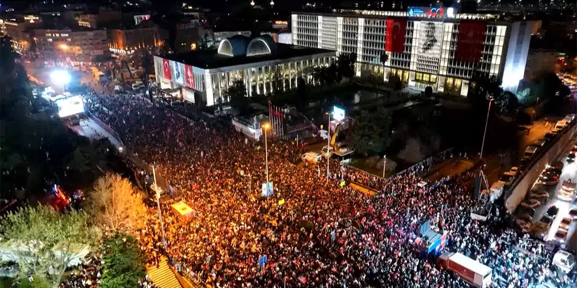 Mahalli i̇dareler genel seçimleri'nde gayri resmi sonuçlara göre yeniden i̇bb başkanı seçilen ekrem i̇mamoğlu, saraçhane'de konuştu. İmamoğlu, “i̇stanbul'da milletin parasının millete verildiği dönem başladı. Partizanlık bitti, yok. Liyakat var, adalet var. Dayanışmacı halkçı belediyecilik var. Dedi ki seçmen; bu anlayış kazanmaya devam edecek" dedi.