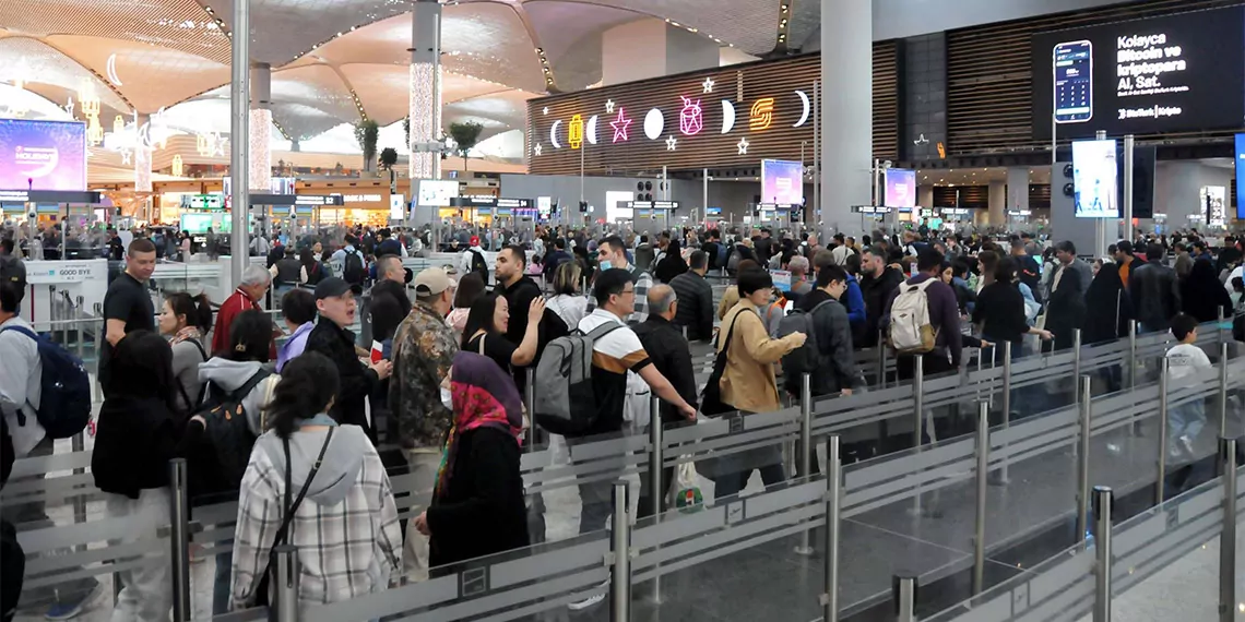 9 günlük ramazan bayramı'nı şehir dışında ya da yurt dışında geçirmek isteyen vatandaşlar nedeniyle i̇stanbul havalimanı'nda yolcu yoğunluğu devam ediyor.