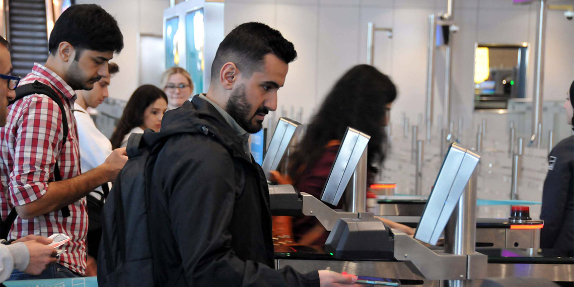 Ramazan Bayramı'nda ilan edilen ve yarın başlayacak 9 günlük bayram tatilini memleketlerinde, tatil bölgelerinde ve yurt dışında değerlendirmek isteyen vatandaşlar nedeniyle İstanbul Havalimanı'nda yolcu yoğunluğu yaşanmaya başladı.