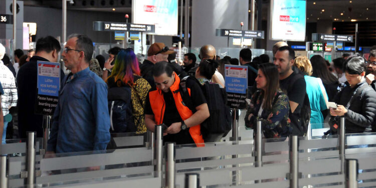 İstanbul Havalimanı'nda yolcu yoğunluğu