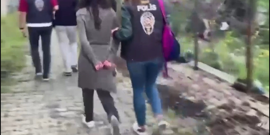 İstanbul merkezli 5 ilde düzenlenen Sibergöz-31 operasyonunda kendilerini kamu görevlisi olarak tanıtarak dolandırdıkları kişilerin hesaplarındaki paraları işbirliği içerisinde oldukları kişilerin hesaplarına aktaran 18 şüpheli yakalandı.