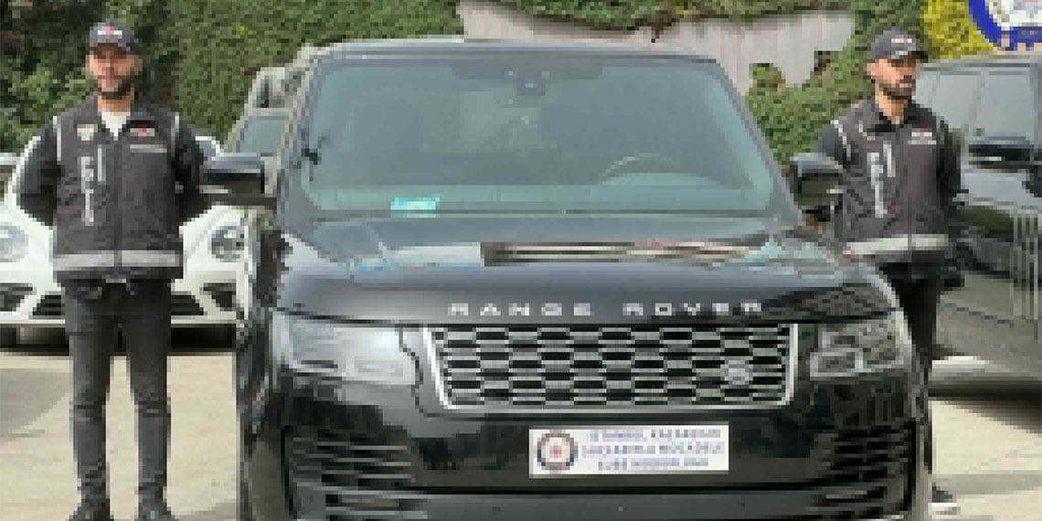 İstanbul Emniyet Müdürlüğü Kaçakçılık Suçlarıyla Mücadele Şube Müdürlüğü ekipleri, lüks otomobil kaçakçılarına operasyon düzenledi, 20 kişi gözaltına alındı.