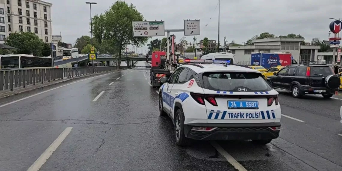 İstanbul'da yarı maraton nedeniyle bazı yollar trafiğe kapatıldı. Sirkeci arabalı vapur seferleri 06. 00-13. 30 saatleri arasında yapılamayacak, tramvay seferleri ise beyazıt ve kabataş arasında geliş-gidiş olarak 07. 00-13. 30 saatleri arasında durduruldu.