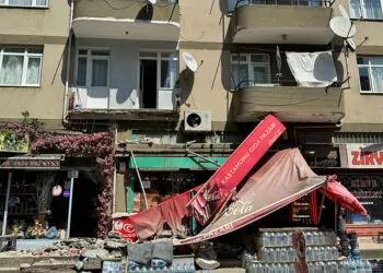 Kartal'da balkon çöktü, 1 kadın yaralandı