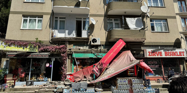Kartal'da balkon çöktü, 1 kadın yaralandı