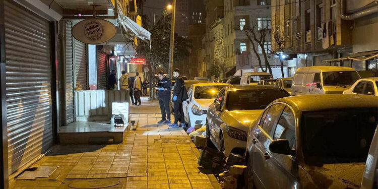 Küçükçekmece'de iki grup arasında bıçakla kavga