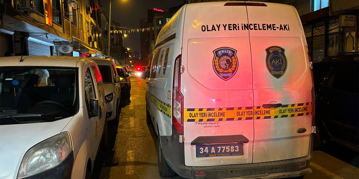 Küçükçekmece'de iki grup arasında bıçakla kavgada, sırtından bıçaklanan bir kişi ağır yaralandı. Yaralı, ambulansla hastaneye kaldırıldı.