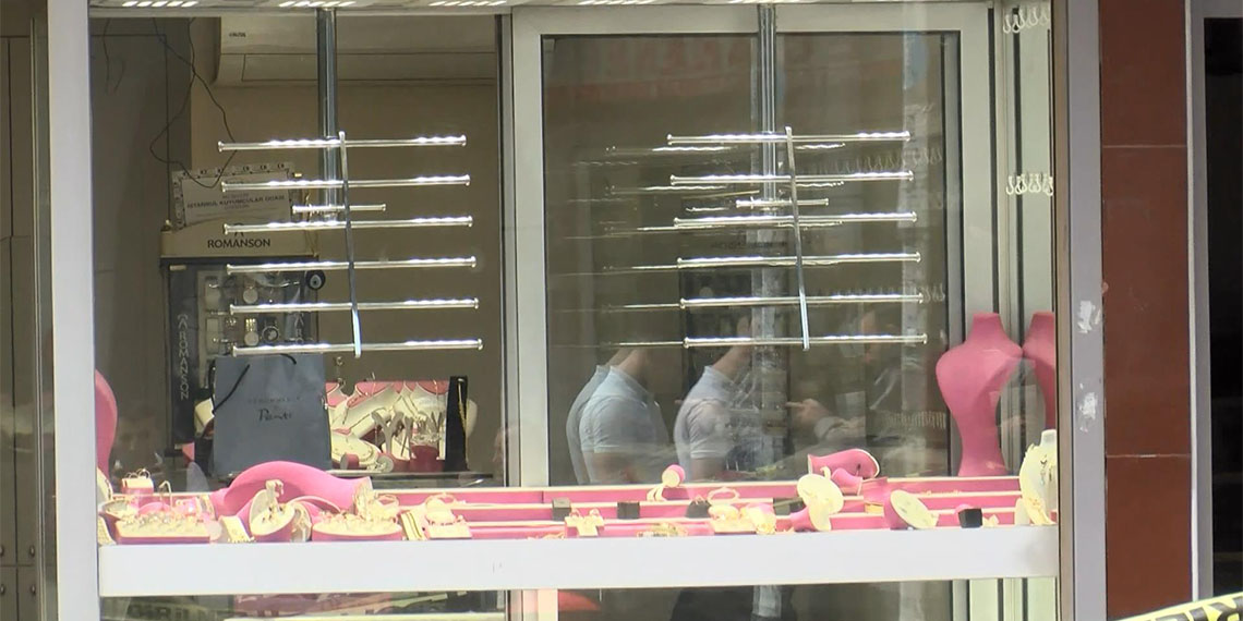 Küçükçekmece'de kuyumcudan altınları çalan 3 şüpheliden 1'i kaçarken çevredekiler tarafından yakalandı.