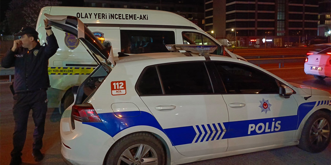 Küçükçekmece'de otele uzun namlulu silahla saldırı; seken mermi metrobüse isabet etti, polis kaçan şüphelileri yakalamak için çalışma başlattı.