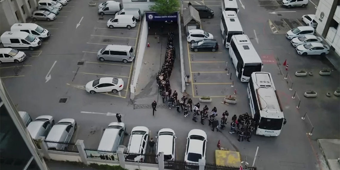 İstanbul merkezli 11 ilde düzenlenen Mahzen-28 operasyonunda ele geçirilen otomatik tabanca, tabanca ve yüzlerce tabanca mühimmatı emniyette sergilendi. Gözaltına alınan 41 kişi ise işlemlerinin ardından adliyeye sevk edildi.