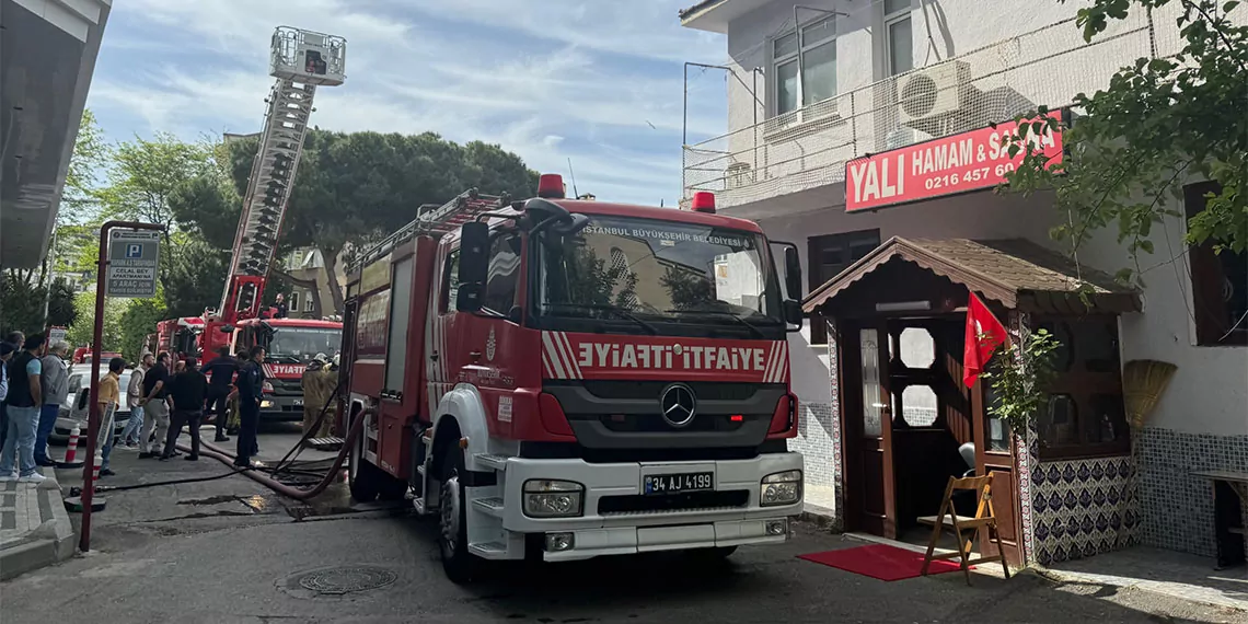 Maltepe'de tarihi yalı hamamının ocak bölümünde çıkan yangın çatıya da sıçradı. Ölen ya da yaralananın olmadığı yangın itfaiye ekiplerince söndürüldü.