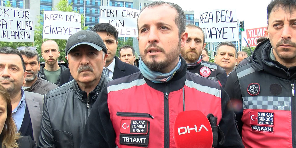 Motosikletliler Eyüpsultan'da yazar Eylem Tok'un 17 yaşındaki oğlu T.C.'nin kullandığı otomobilin çarpması sonucu hayatını kaybeden Oğuz Murat Aci ve Mert Çakır için bir araya geldi.