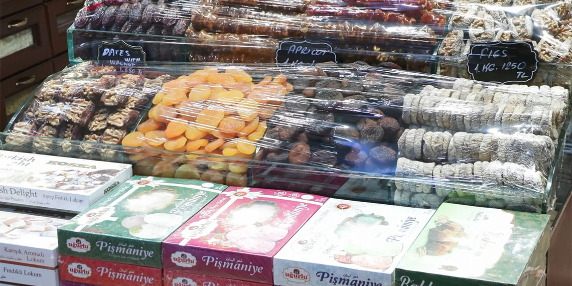 Ramazan Bayramı'na sayılı günler kala İstanbul Ticaret İl Müdürlüğü tarafından Eminönü'ndeki Mısır Çarşısı'nda fahiş fiyat denetimi gerçekleştirildi.