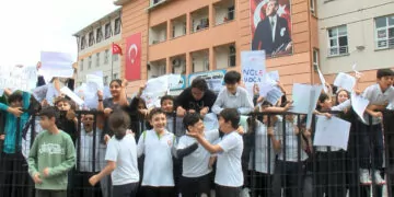 Sarıyer'de öğretmenin darbedildiği okulda protesto