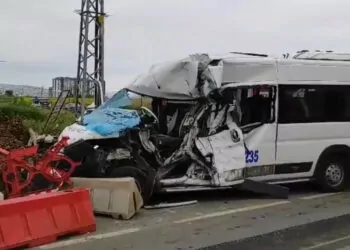 Silivri'de fabrika işçilerini taşıyan servis minibüsü kaza yaptı