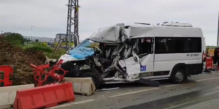 Silivri'de fabrika işçilerini taşıyan servis minibüsü kaza yaptı