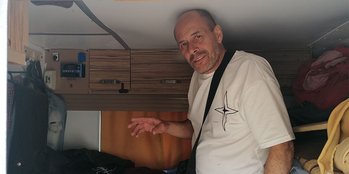 Silivri'de köpeğin karavanda mahsur bırakıldığı iddiası sosyal medyada yayıldı. Köpeğin sahibi iddiaları yalanlayarak, "Köpeğim 15 yıldır benimle. Benim oğlum o artık" dedi.