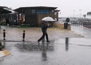 Silivri'de sağanak yağmur; Boğluca Deresi'nin rengi değişti