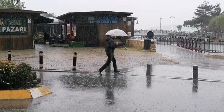 Silivri'de sağanak yağmur; Boğluca Deresi'nin rengi değişti