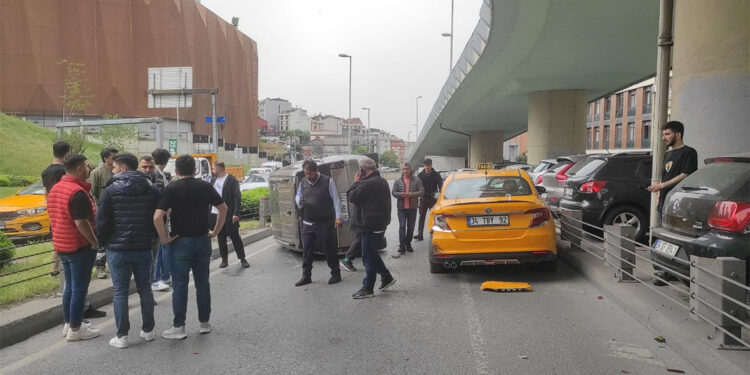Şişli'de taksiye çarpan minibüs yan yattı