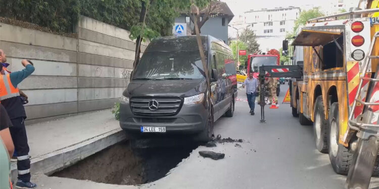 Şişli'de yol çöktü; araçlar içine düştü