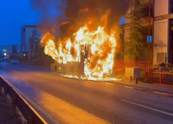 Sultanbeyli'de i̇ett otobüsü yandı