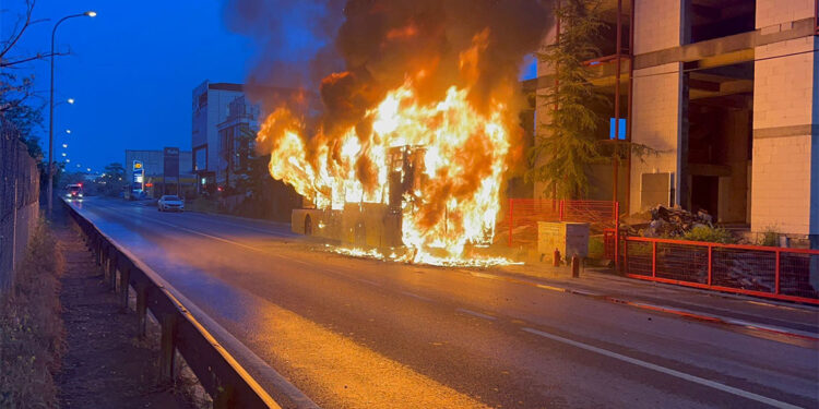 Sultanbeyli'de İETT otobüsü yandı