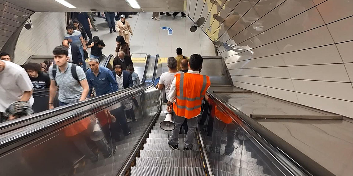 Üsküdar-Samandıra Metro Hattında eğitim amaçlı kullanılan sürücüsüz 2 metronun kafa kafaya çarpışması sonucu meydana gelen teknik aksaklık giderilemedi.
