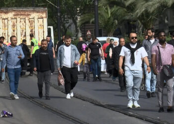 Tramvay arızalanınca seferler aksadı, yolcular raylarda yürüdü