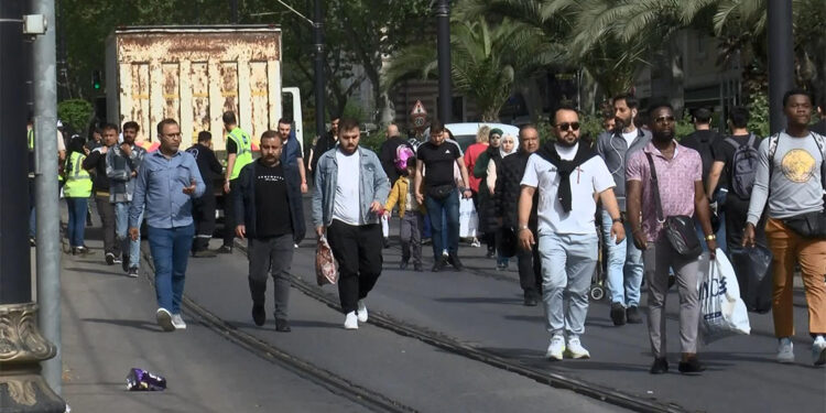 Tramvay arızalanınca seferler aksadı, yolcular raylarda yürüdü