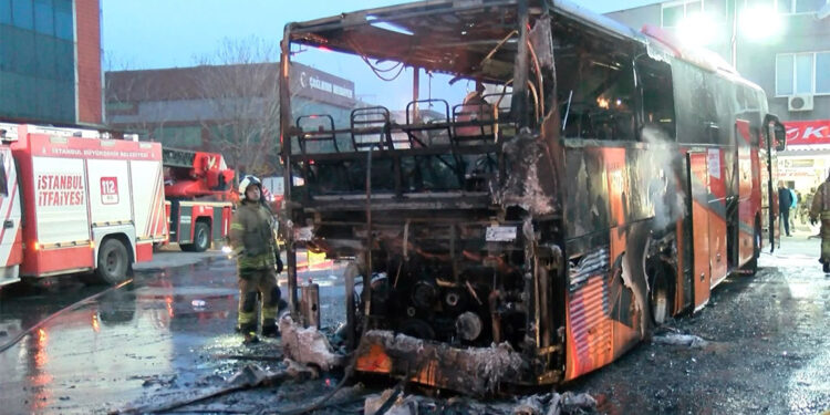 Ümraniye Dudullu Otogarı'nda otobüs yandı