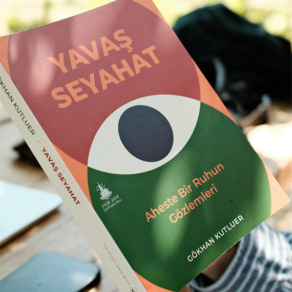 İtalya'da yaşayan Türk yazar Gökhan Kutluer, yeni kitabı "Yavaş Seyahat: Aheste Bir Ruhun Gözlemleri'nde" yavaş seyahat etmenin inceliklerini ele aldı.