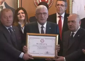 İyi̇ parti genel başkanı müsavat dervişoğlu mazbatasını aldı