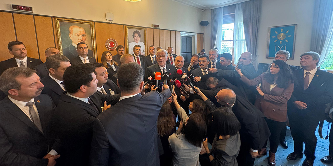 İYİ Parti 5. Olağanüstü Kurultayı'nda Genel Başkanlığa seçilen Müsavat Dervişoğlu mazbatasını aldı.