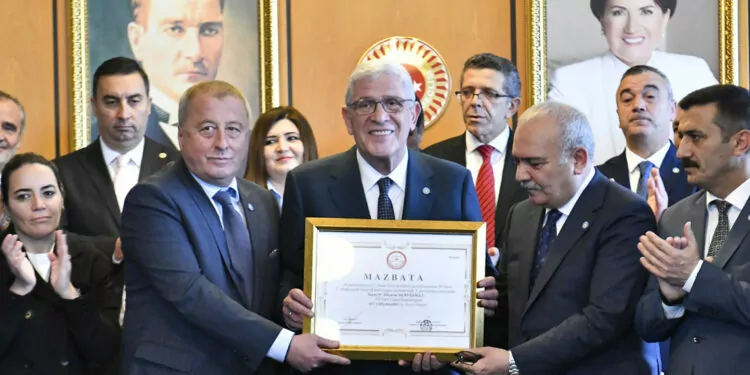 İyi̇ parti genel başkanı müsavat dervişoğlu mazbatasını aldı