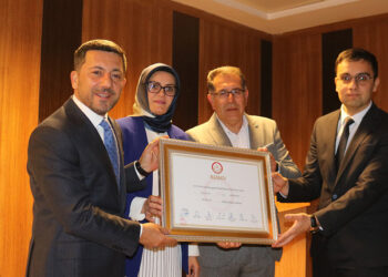 İYİ Parti'li Rasim Arı, mazbatasını aldı