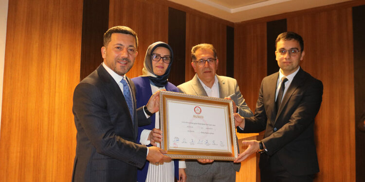 İYİ Parti'li Rasim Arı, mazbatasını aldı