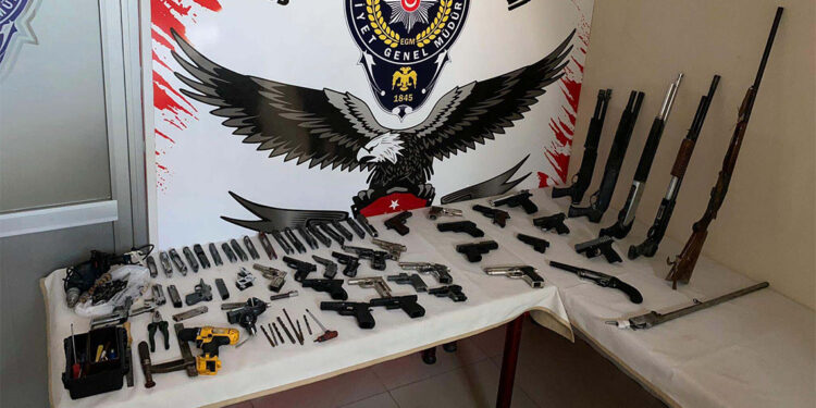 Silah imalathanesine çevrilen eve düzenlenen operasyon