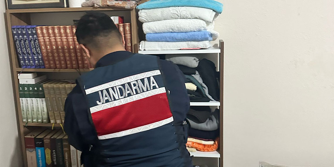 İzmir'de DEAŞ terör örgütü şüphelilerine yönelik operasyonda haklarında gözaltı kararı bulunun 13 şüpheliden 11'i yakalandı, 2 şüpheli aranıyor.