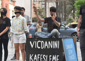 İzmir'de, hayvanseverler kafes eylemi yaptı