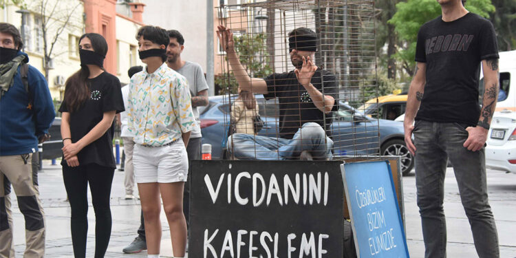 İzmir'de, hayvanseverler kafes eylemi yaptı