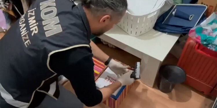 İzmir'de organize suç örgütüne operasyon; 8 gözaltı