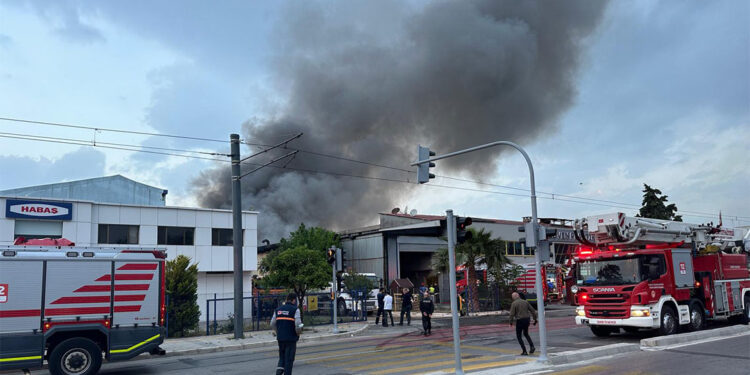 İzmir'de plastik fabrikasında yangın