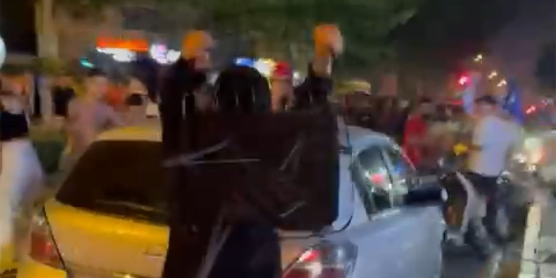 İzmir’in Konak ilçesinde, taraftar ve esnaf arasında arbede çıktı, çıkan arbedede 6 kişi gözaltına alındı.