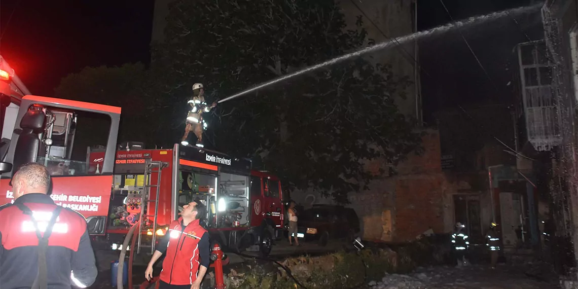 İzmir'de tekstil atölyesindeki yangın tüm binayı sardı