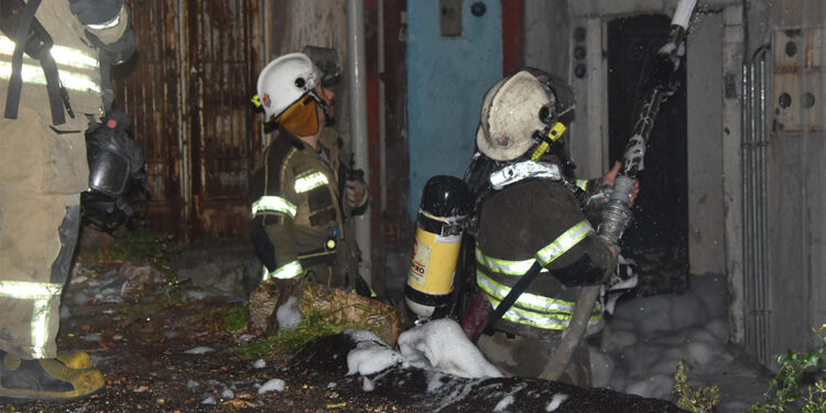 İzmir'de tekstil atölyesindeki yangın tüm binayı sardı